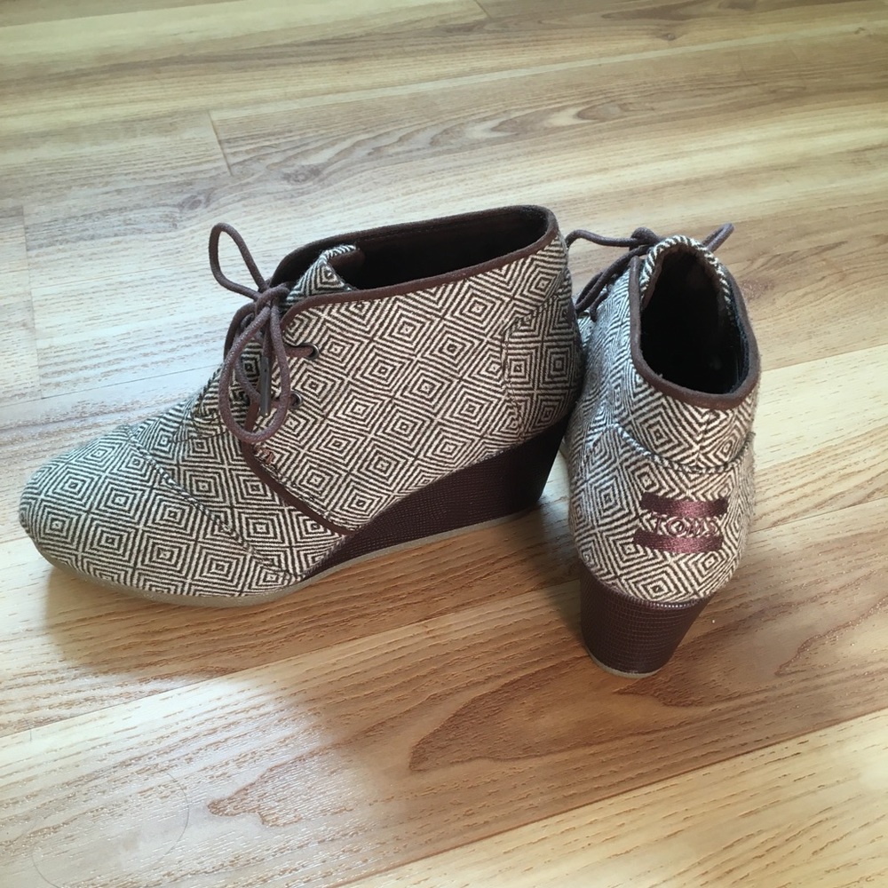 NWOT Toms Wedges
